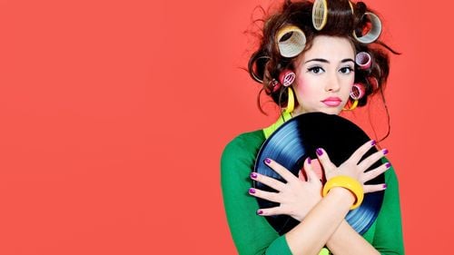 Cum au ajuns tinerii din era AI pasionați de obiectele „vintage”/ De la pozele pe film la muzica pe casete ale ”bătrânilor” născuți în anii 80 