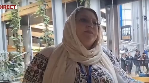 Șoșoacă, în colimatorul Politico din prima zi la Parlamentul European: Eurodeputata de extremă dreaptă vrea să cheme un preot pentru a sfinți Parlamentul European și a-l curăța de diavoli. A spus că a adus smirnă și icoana Sfintei Parascheva în legislativul de la Bruxelles