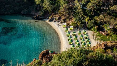 Ce este "turismul silențios"? Oferte în Europa: Plimbări fără discuții, mese tăcute, plaje fără DJ