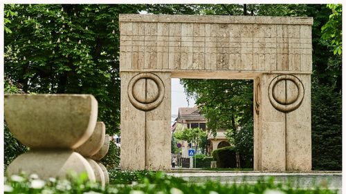 Ansamblul monumental „Calea Eroilor” realizat de Constantin Brâncuşi la Târgu Jiu şi Frontierele Imperiului Roman - Dacia au primit acceptul pentru a fi incluse în Lista Patrimoniului Mondial UNESCO