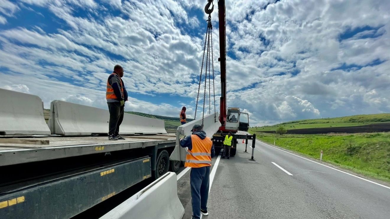 Șosele puțin mai sigure: CNAIR a montat parapete din beton între sensurile de mers pe 500 din cei 607 kilometri de drumuri cu 4 benzi/ Numărul persoanelor decedate a scăzut cu 35%