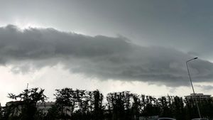 Meteorologii anunţă vreme rea, până marţi dimineaţă – Averse, descărcări electrice şi vânt puternic / La munte se va depune strat de zăpadă / Vremea va fi deosebit de rece