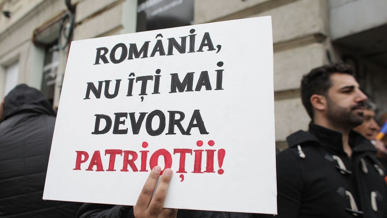 FOTOGALERIE ”Patriotul” Dragnea, vânat de ”securiști”. Mesajele cu care au venit la Curtea Supremă susținătorii liderului PSD