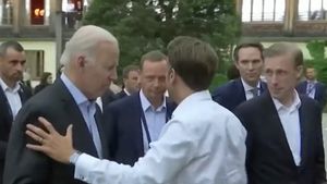 VIDEO Macron l-a întrerupt pe Biden, la G7, pentru a vorbi despre petrol în fața camerelor de filmat, o scenă care stârnește semne de întrebare