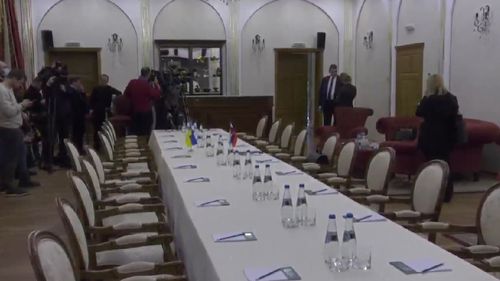 LIVE Imagini în direct din sala unde vor avea loc negocierile ruso-ucrainene/ Delegațiile încearcă să găsească o soluție în a cincea zi de război