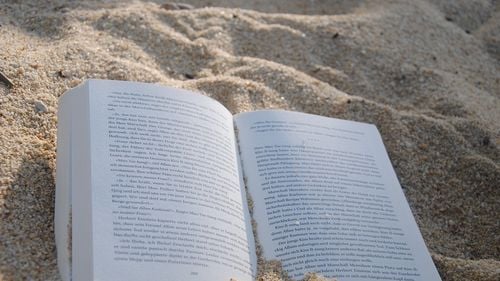 Patru recomandări de cărți – lectură de vacanță de vară 2024, de la Facultatea de Litere a Universității din București: Quentin Tarantino, Haruki Murakami, Agnes Martin și Kim Ligett