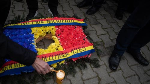 BREAKING A woman whose 12-year-old child was killed in the 1989 Revolution has set herself on fire in Poiana Brasov in protest for the delay of the Revolution file. Police and prosecutors kept quiet for two weeks