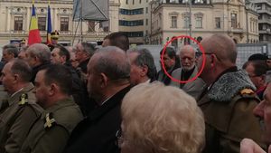 VIDEO Gelu Voican Voiculescu e prezent la comemorarea Revoluției în fața Ministerului de Interne, deși ieri a fost huiduit și agresat în Piața Universității