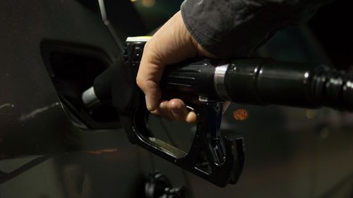 Ministrul Energiei: Măsurile preconizate de Guvern pentru limitarea preţurilor la carburanţi vor tempera creşterea