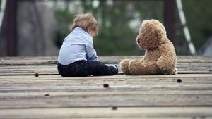 O educatoare și o îngrijitoare de la o creșă din Alba Iulia, acuzate că i-au agresat pe copii. Cele două au fost înregistrate de părinți: “Nu te mai suport deloc, nesimțitule”, “Când te-ai ridicat, cum te-am rezolvat”