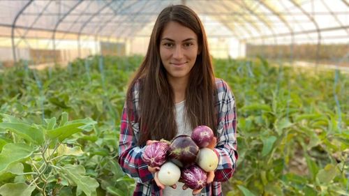 Micii fermieri care au sărit peste „omul din mijloc” și s-au conectat direct cu clienții lor / Este mult de muncă, profitul nu este garantat, dar satisfacțiile sunt mari / O fermă are angajate persoane vulnerabile, iar alta reduce risipa alimentară