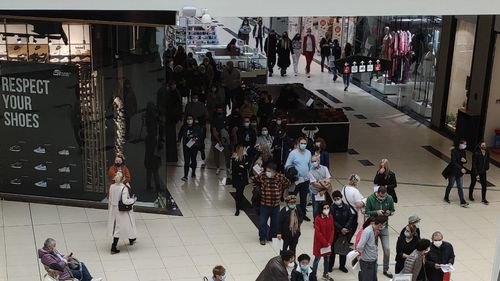 Coadă la vaccinare în Constanța: sute de oameni stau la rând pentru imunizare