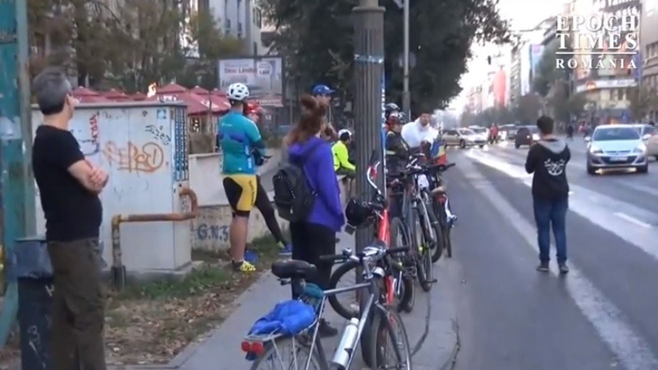VIDEO Bicicliștii au protestat duminică în Piața Universității și au cerut schimbarea Codului Rutier: "Şi pe biciclişti îi aşteaptă cineva acasă!"