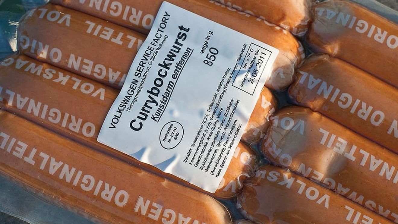 Fostul cancelar Schroeder critică decizia Volkswagen de a scoate din meniul cantinei sale currywurst, cel mai bine vândut produs al constructorului de mașini