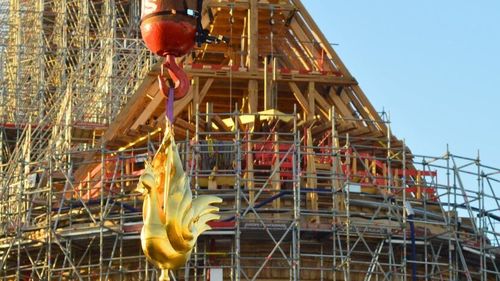 Cocoşul simbolic a fost reinstalat în turla catedralei Notre-Dame, aflată în reconstrucţie după incendiul din 2019