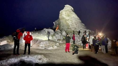 VIDEO Mii de oameni au urcat pe Platoul Bucegilor de Ziua Sfinxului. Salvamontiștii au avut cinci intervenţii pentru salvarea a şase persoane