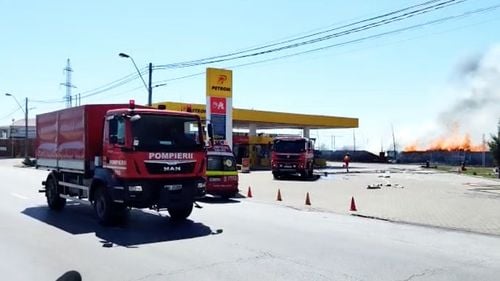 Incendiu în Roman, la un service auto și la societate de prelucrare a paleților / Se acționează pentru ca flăcările să nu ajungă la o benzinărie, aflată în apropiere
