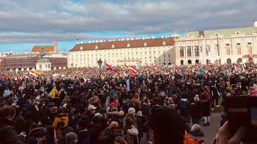 Aproximativ 20.000 de persoane au protestat la Viena împotriva restricțiilor și vaccinării obligatorii anti-COVID