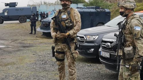 Soldații români din Kosovo, vizitați de șefii armatei pe fondul tensiunilor din regiune