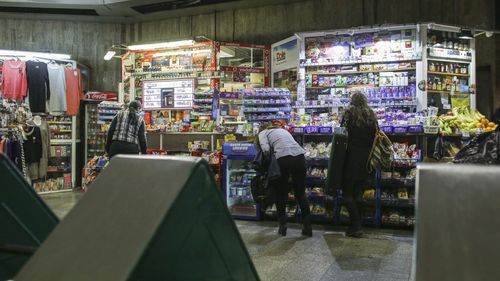 VIDEO Tânăr imobilizat într-un supermarket din Buzău / A devenit violent după ce agentul de pază i-a atras atenția să poarte mască