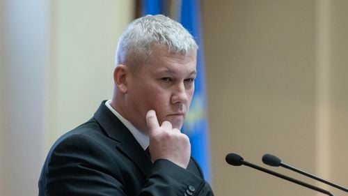 Radu Dragomir, un utilizator de Facebook, afirmă că a fost „vizitat” de trei ori de polițiști într-o singură zi, după ce a postat un pamflet în care a folosit termenul „milițian”, utilizat de Călin Georgescu la adresa lui Cătălin Predoiu