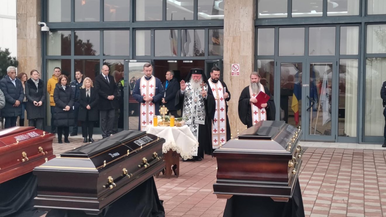FOTO Trupurile celor șapte suporteri greci morți în cumplitul accident din România, repatriate cu un avion militar Hercules. Slujbă a mitropolitului Banatului la Aeroportul Timișoara