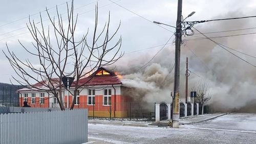 VIDEO Incendiu puternic la o școală din Vaslui. Focul a izbucnit în camera centralei și a cuprins acoperișul