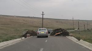 Drum proaspăt reabilitat, blocat cu baricade de beton pentru a opri intrarea tirurilor / Primarul susține că autovehiculele de mare tonaj îl vor strica
