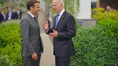 Biden anunţă că urmează să-l sune din nou pe Macron, după ce duminică i-a răspuns echipa acestuia, în timp ce francezul îşi sărbătorea victoria în alegeri la Turnul Eiffel