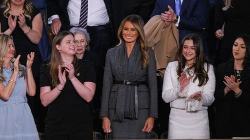 Melania Trump i-a scris lui Vladimir Putin despre copiii ucraineni deportați. Scrisoarea, înmânată de Donald Trump la summitul din Alaska