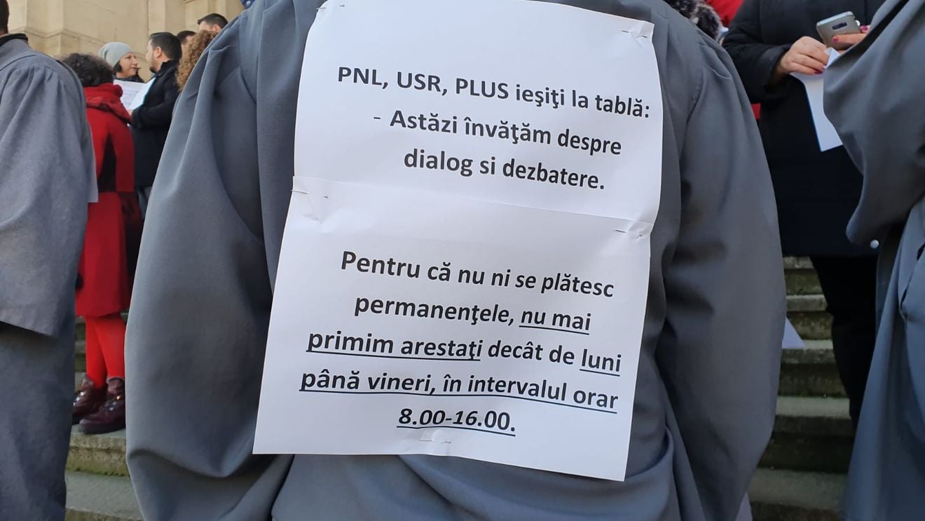 Grefierii au protestat din nou pe treptele Curții de Apel București