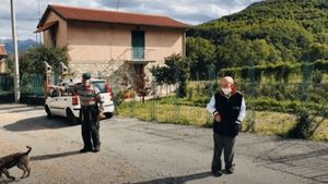 VIDEO Un sat izolat din Italia are doar doi locuitori, dar aceştia insistă să poarte mască: "E o chestiune de principiu"