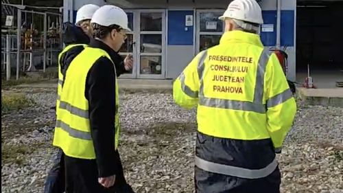 Președintele CJ Prahova, Virgiliu Nanu (PSD), în vizită de lucru pe șantier cu vestă și cască de protecție pe care este scrisă, cu majuscule, funcția sa