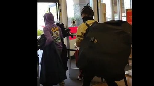 VIDEO Un clip cu hoți care jefuiesc nestingheriți un magazin din Los Angeles, considerat reprezentativ pentru situația criminalității din SUA: Infractorii au câștigat!