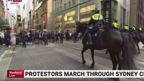 VIDEO Manifestaţii anti-carantină şi confruntări cu poliţia în Australia/ Multe persoane au fost arestate în Sidney