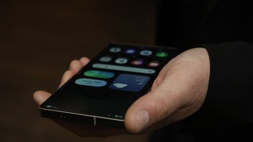 Cadru didactic din Hunedoara, anchetat pentru că i-a trimis mesaje cu tentă sexuală unei eleve de 13 ani