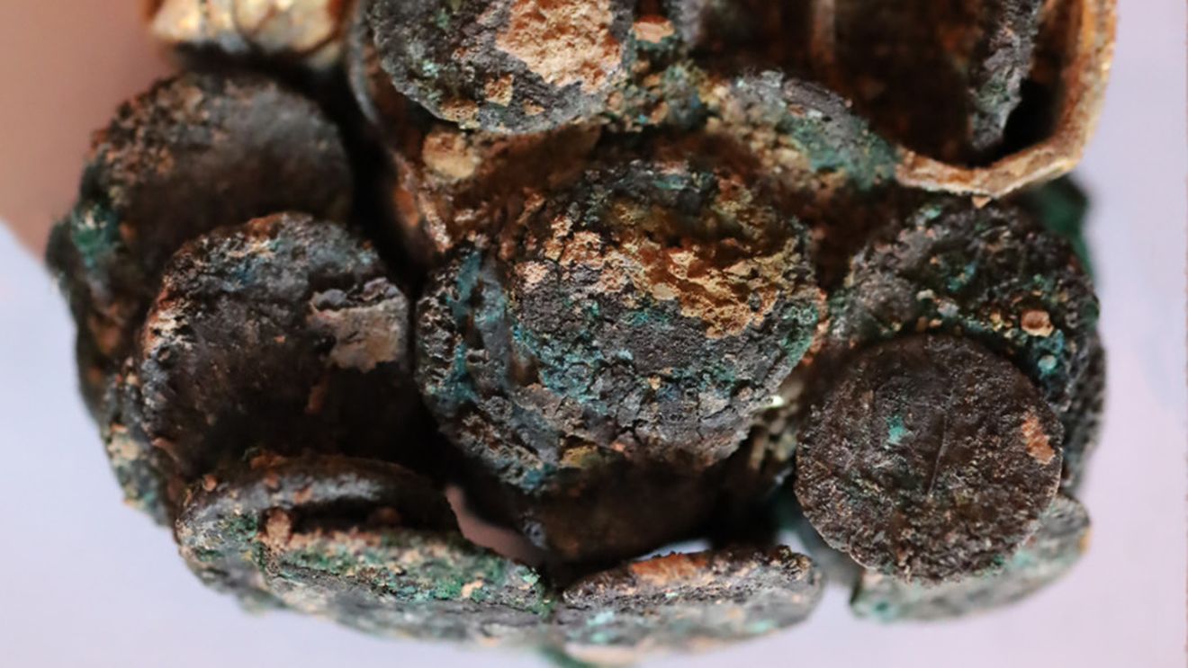 Peste 40 de monede şi podoabe antice, descoperite la Histria / Artefactele provin dintr-o locuinţă incendiată în perioada romană