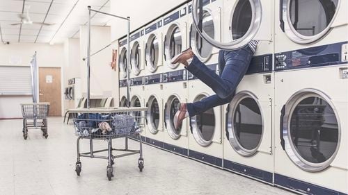 Cum și când ne curățăm hainele? / Cât de des trebuie să îți speli blugii sau tricourile?