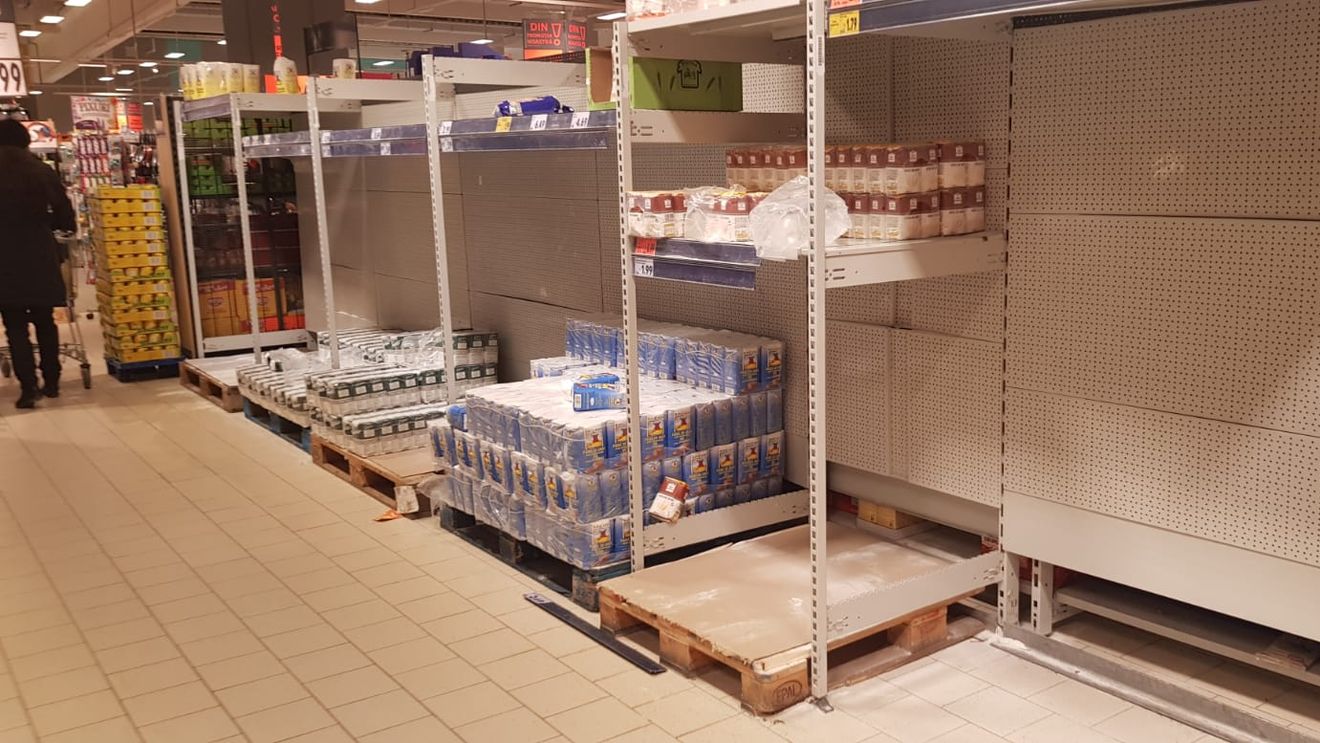 FOTO Aglomerație în magazine și rafturi golite la produse de bază / Supermarketurile online nu mai au multe dintre articole, iar livrările durează 7-10 zile / Mesaje de la retaileri pentru persoanele aflate în autoizolare