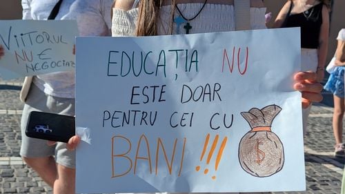 Protest al elevilor din Brașov față de reducerea burselor: „Cine taie educația sabotează generația”