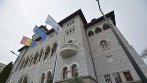 PNL Sector 1: Dragoș Constantin, consilier personal al primarului Armand, licențiat în pictură, are o pregătire complet incompatibilă cu poziția de membru în CA al Companiei de Investiții / Carmen Radu este un profesionist, cu o vastă experiență în poziții importante