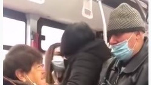 VIDEO Femeie pălmuită într-un autobuz din Iași pentru că nu purta masca de protecție