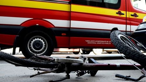 Un sucevean a suferit două accidente, în aceeași zi / A fost lovit de un Mercedes și de un BMW și a ajuns de două ori la spital / Prima dată a fost lovit în timp ce se afla pe bicicletă, iar a doua oară era pieton