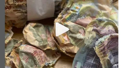 VIDEO BNR a schimbat banii parțial arși ai unei persoane care își ținea economiile în sobă / ”Contravaloarea lor a fost restituită integral”