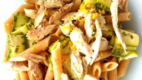 Pastele de vineri seara. Salată de paste reci cu dovlecei cruzi marinați, file de macrou din conservă și, opțional, boabe de fasole, cu lămâie din belșug și ierburi aromatice