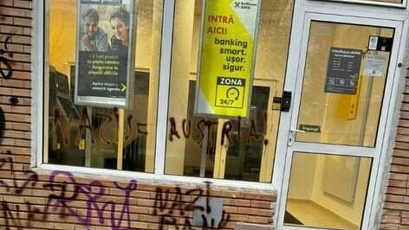 „Nazi bank”, inscripție apărută pe peretele unei sucursale Raiffeisen din Cluj-Napoca. Poliția a declanșat verificări