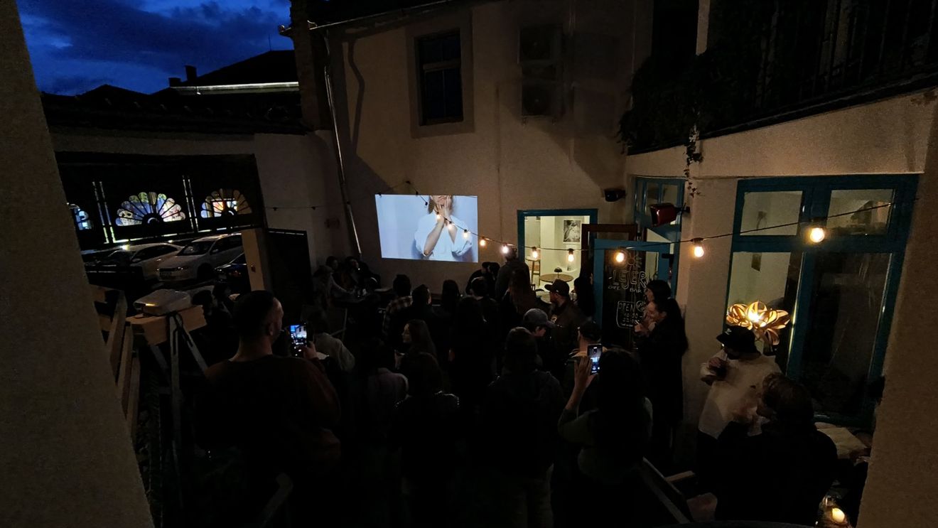 VIDEO Atelierul UBICUU și cei doi tineri artiști care își croiesc propriul drum, în afara cercurilor selecte din arta românească