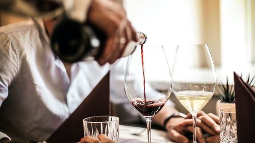 Italia: Un restaurant din Verona oferă sticle de vin gratuite clienților care renunță la telefoane mobile în timpul mesei