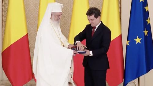 Nicușor Dan a acordat decorații Patriarhului Bartolomeu I și Patriarhiei Române / Sunt subliniate ”serviciile deosebite aduse la consolidarea României, la afirmarea unității naționale și a identității culturale„