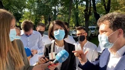 VIDEO Nicușor Dan a adus la sediul central al PSD de pe Kiseleff un panou cu „caracatița Firea-Pandele”. El a criticat Antena 3 și RTV pentru că nu ar fi dezbătut afacerile controversate ale Primăriei București